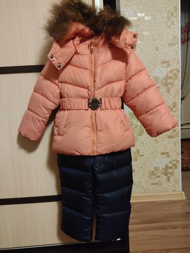штанишки и комбинезон: Продам детский комплект курточка со штанами в виде комбинезона. размер