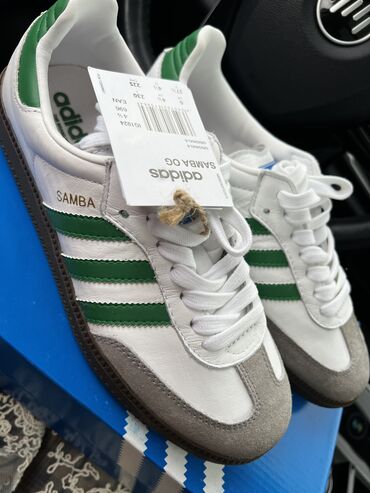 спортивный кроссовки: Кроссовкалар, 37.5, Adidas, Жаңы, түсү - Ак, Өзү алып кетүү