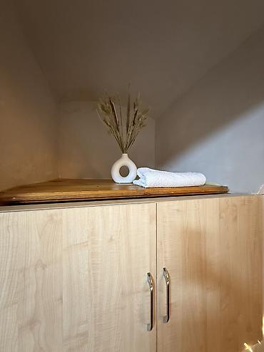 Otaqların günlük kirayəsi: Kirayə verilir: geniş və rahat mansard tipli otaq Xüsusiyyətlər: - — 8