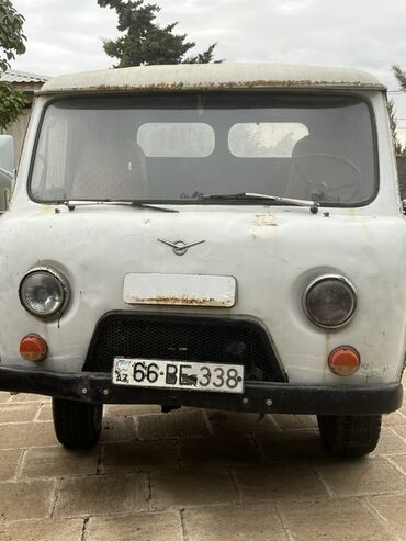Ağ rəngdə UAZ markalı yük avtomobilinin şassisi. Bu model kənd