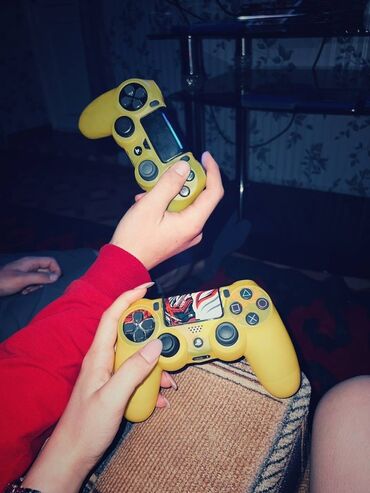 Геймпады (Джойстики): Продаю сони ps4 цена договорная Игры юфс 3, мортл комбат, фифа2025