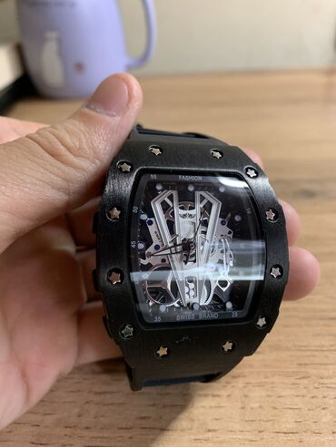 В продаже есть очень стильные наручные часы работают от батареек новые