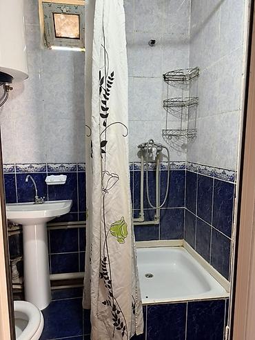 Долгосрочная аренда комнат: Сдается простая меблированная комната с отдельной кухней. Планировка — 8