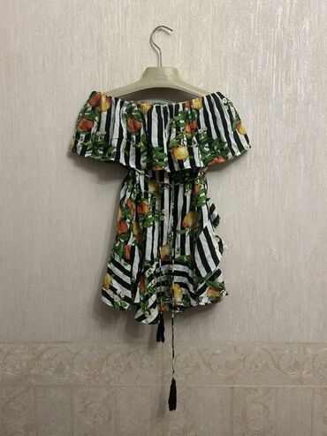 Gündəlik donlar: Zolaqlı və meyvə naxışlı yay paltarı - Model: off-shoulder (çəkməsiz)