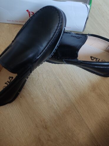 мужская обувь оптом: Продаю Туфли Мужские Продаем потому что ноги выросли за лето у