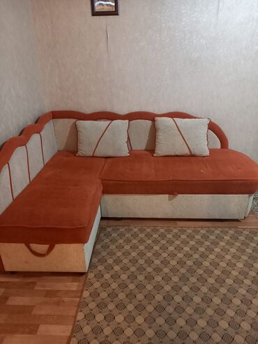 диван угловой: Угловой диван, цвет - Оранжевый, Б/у