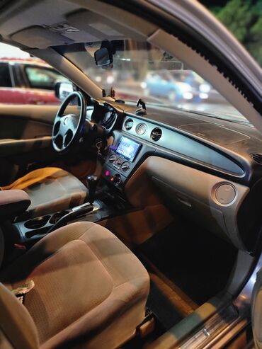 Mitsubishi: Mitsubishi Outlander: 0.2 l | 2005 il 2500 km Krossover — 4