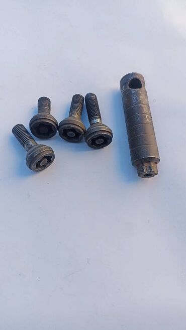 колесные цепи: Продаю болты секретки стояли на мерседесе W124 цена 700 сом комплект