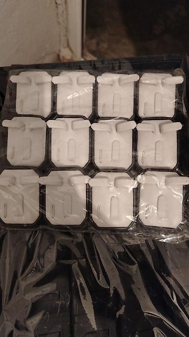 vitrin: Qara rəngli plastik vitrin/təşkilatçı altlıq dəsti. Şəkillərdə — 2