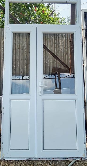 qoşa qapı: Ağ rəngli ikiqanadlı PVC giriş qapısı - Material: PVC profil, şüşəli — 1
