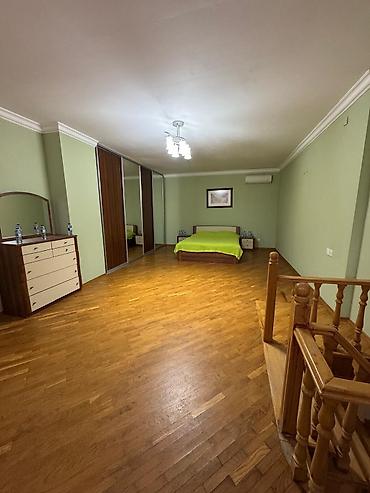 2 mertebe ev: Tarqovuda 2 mərtəbəli geniş mənzil – açıq mətbəx və studiya tipli zal — 2