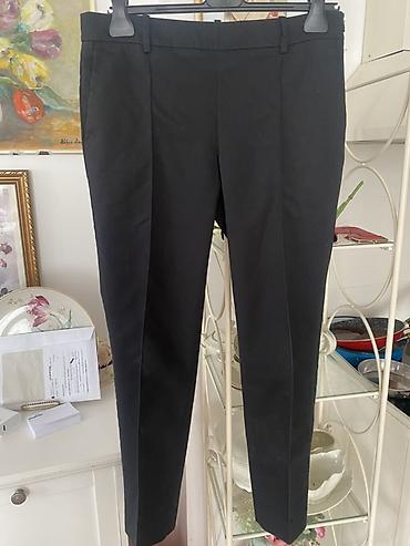 Elegantne crne pantalone – klasičan kroj - Boja: crna - Model: ravne