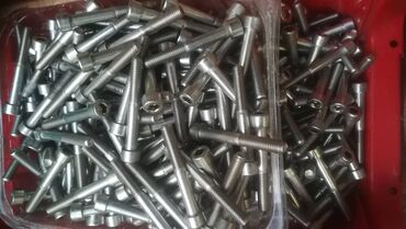 Šrafovi i matice: Opis: Velika količina metalnih šrafova, idealnih za širok spektar — 3