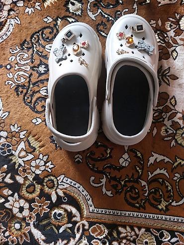 Tərliklər: Ağ rəngli delikli rezin tərzli slip-on kloks (bağcıqsız). Üst hissədə — 1