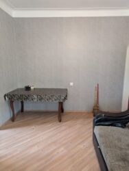 Uzunmüddətli kirayə mənzillər: Bakixanov qəsəbəsi(Razin),Kristal şadlıq sarayın yanında,1/3 binada — 5