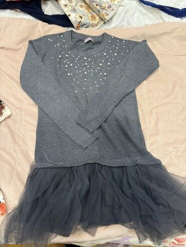 Dəstlər, kostyumlar: Qadın geyim dəsti – 4 fərqli don 1) Pudra rəngli, incə çiçək naxışlı — 7