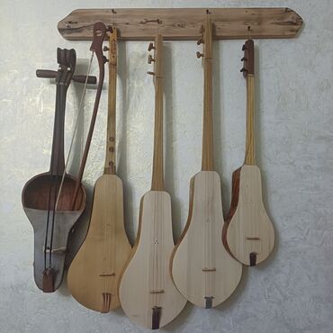 Комузы: Оруктон жасалган комуздар жана кылкыяктар сатылат, уста озу комузчу — 18