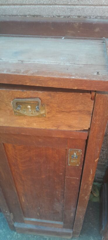 Stilske komode: Drvene noćne ormariće – starinski model - Materijal: puno drvo (hrast — 1