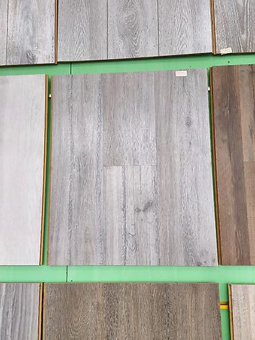 laminant: Ağ-boz tonlarda, təbii ağac naxışlı laminat döşəmə panelləri. - — 1