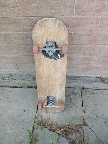 шины даром: Отдам даром скейт деревянный в рабочем виде, на ходу, на 4-х колесах