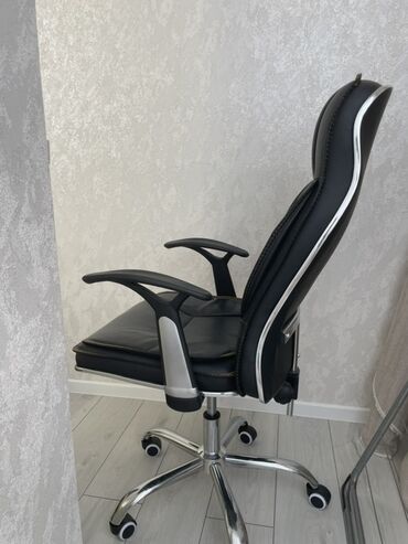 Ofis və oyun kresloları: Təkərli, Qolları tənzimlənmir, Süni dəri