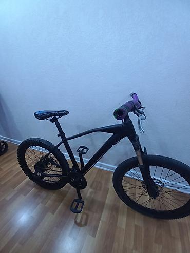 Dağ/ velosipedi – sərt çərçivə, qalın protektorlu təkərlər