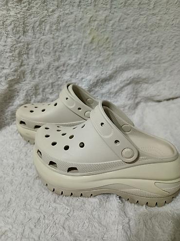 Клоги Crocs на платформе, цвет — бежевый (электрик/молочный). -