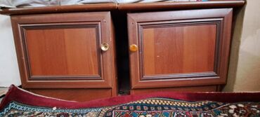 заказать прикроватную тумбочку: Две прикроватные тумбочки из дерева. Каждая тумбочка оснащена одной