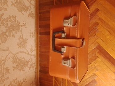 Qədim tikiş maşınları: Məhsul: Köhnə tip əl ilə işləyən tikiş maşını (daşınan model) Təsvir — 10