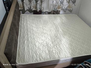 Двуспальные кровати: Двуспальная кровать с высоким мягким изголовьем и матрасом б/у - — 6