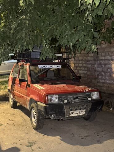 маленькая машина: Красный хэтчбек Fiat Panda, оснащенный багажником на крыше для