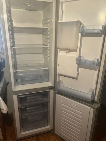 холодильный стол: Холодильник Двухкамерный