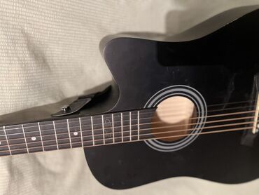 связи с переездом: Акустическая гитара, дредноут, матовый чёрный цвет. Особенности: -
