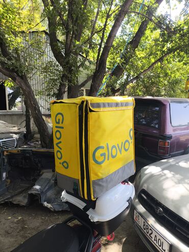 где купить наклейки на машину для выписки из роддома: Термосумка Glovo ярко-желтого цвета с фирменными логотипами на боковых