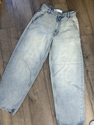 Джинсы: Джинсы из плотного денима светло-голубого цвета с выбеленным эффектом