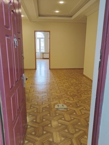 Ofislər: Elmlər metrosunun yaxınlığında yerləşən 160 kv.m sahəsi olan 6 otaqlı — 12