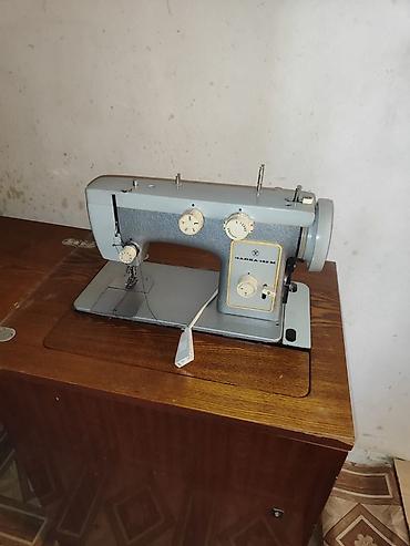 tikis isi: Məhsul: Çayka-142M tikiş maşını (stol ilə) Təsvir: - Elektrik pedallı — 2