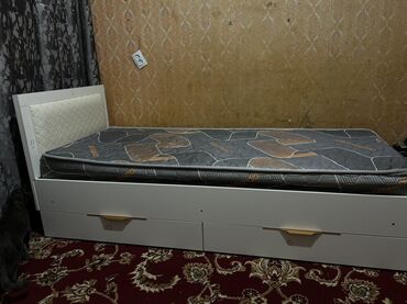 стуля для офиса: Односпальная кровать современного дизайна, выполненная в белом цвете