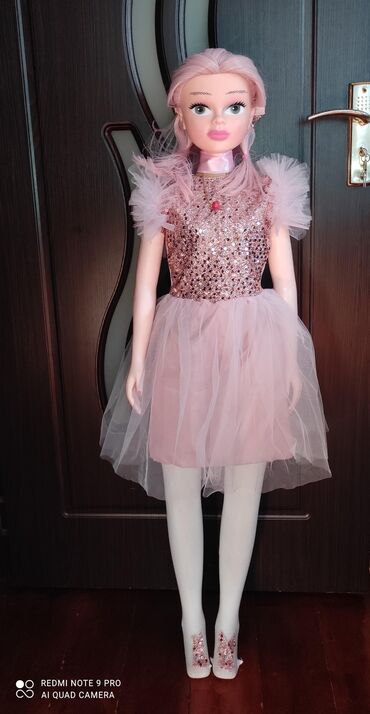 Oyuncaqlar: Böyük ölçülü moda kuklası - Təxminən 90–100 sm hündürlükdə iri kukla