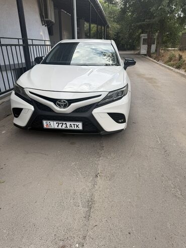 купить машину тойота королла: Белый седан Toyota Camry с современным дизайном, включающим