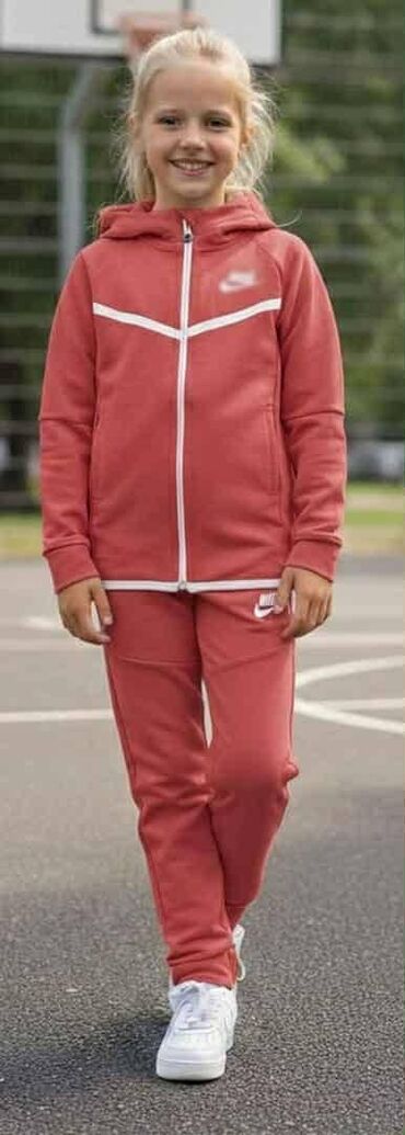 Komplet trenerke: Dečije trenerke 14 za 4000 din
pb — 12