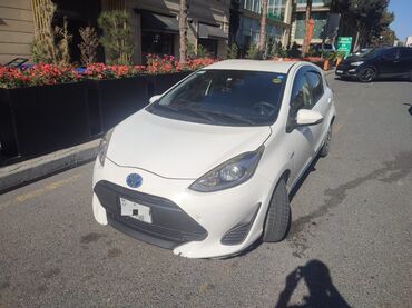 держатель телефона в машину: Toyota Aqua (Prius C) hibrid hetçbek - Rəng: ağ - Kuzov: 5 qapılı