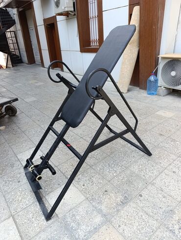 Nərdlər: Ters asılma trenajoru (inversion table) - Geniş, yumşaq süni dəri