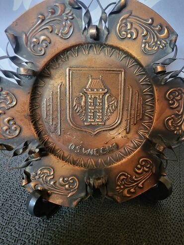 Ostali kućni dekor: Bakarni stari tanjir za zid. bez ostecenja. Precnik. 14,5cm. Grad — 3