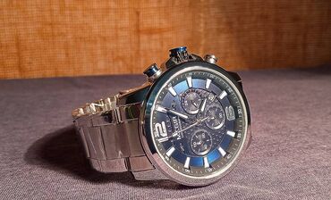 Watches: Nov ručni sat od nerdjajućeg čelika. Ima funkcionalne hronografe