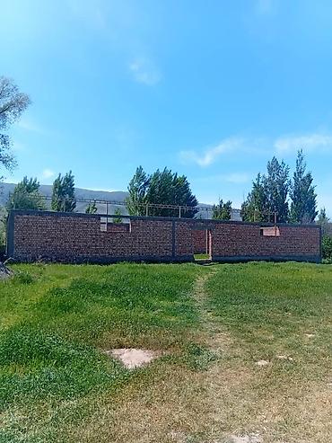 Продажа коттеджей и домов: Продаётся дом их 4 комнат,также рядом строиться новый дом стены — 3