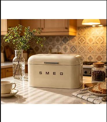Хлебница SMEG с крышкой — стильный контейнер для хранения хлеба и