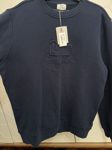 свитер новый: Продаю новую кофту, размер М . Темно синего цвета, бренд Woolrich