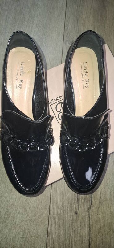 Tuflilər: Новые туфли. На танкетке 6-7 см.
Размер 40 — 12