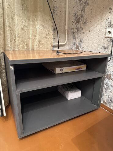 стол кухонный из дерева: Стол, цвет - Серый, Б/у